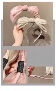 Détail de bandeaux à nœuds roses et blancs avec étiquette fait main et texture soyeuse fine