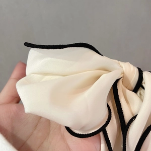 Élastique à cheveux élégant en soie crème avec nœud et bordure noire pour femme