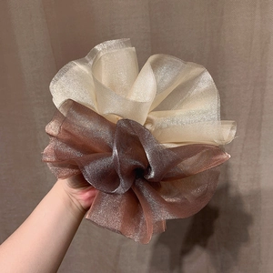 Élastique chouchou élégant en organza beige et marron foncé avec finition brillante