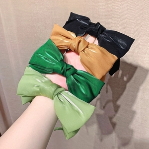 Serre-têtes élégants avec nœuds en satin noir, champagne et vert au style raffiné