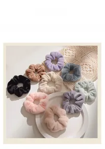 Gros plan sur un lot de 9 chouchous en peluche aux textures douces pour l'hiver