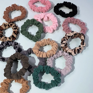 Ensemble de chouchous en velours côtelé de couleurs variées et imprimé léopard plissé
