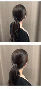 Détail d'élastiques à cheveux spirales noirs et transparents portés pour queue de cheval