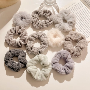 Lot de 10 chouchous en peluche aux couleurs Morandi avec textures fausse fourrure et velours