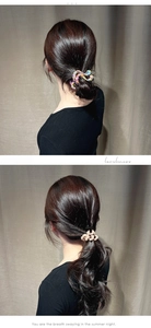 Détail d'élastiques à cheveux tissés montrant des textures colorées et une queue de cheval