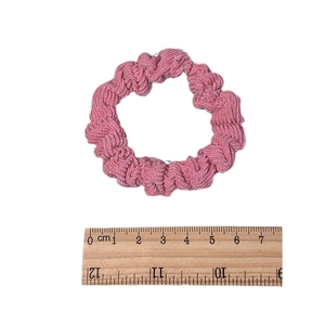 Chouchou en velours côtelé rose avec texture côtelée douce et design élastique