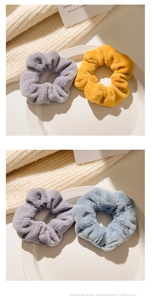 Gros plan de chouchous en peluche douce violets, jaunes et bleus avec texture duveteuse