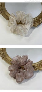 Dettaglio di elastici in tulle mesh champagne e rosa con paillettes argento brillanti