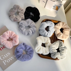 Lot de 9 chouchous en peluche douce aux couleurs pastel et texture rayée élégante