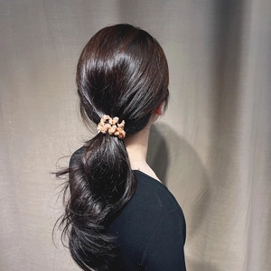 Élastique à cheveux spirale en peluche corail pour femme sur queue de cheval basse