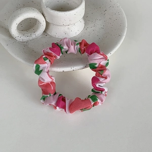 Gros plan du chouchou à motif floral rose sur une assiette en céramique