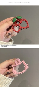 Detail van rode kers en roze kat matte metalen haarklemmen in hol ontwerp