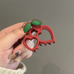 Schattige kersenvormige haarklem in rood met hartontwerp en groene bladeren voor dames