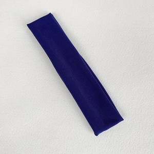 Detail of navy blue high-elastic sports headband featuring knitted ribbed texture