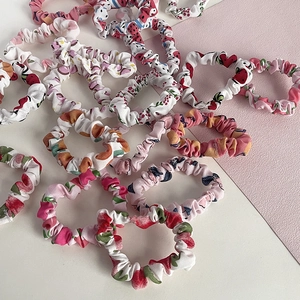 Chouchous en Tissu Imprimés Mignons Motif Fruits Frais Floral Support Queue de Cheval Élastique Simple Coiffe Polyvalente pour Femmes