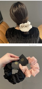 Détails de broderie en cœur sur chouchous en satin doux aux textures élégantes