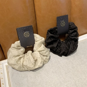 Lot de chouchous en satin beige et noir avec motif de cœur et étiquette fait main