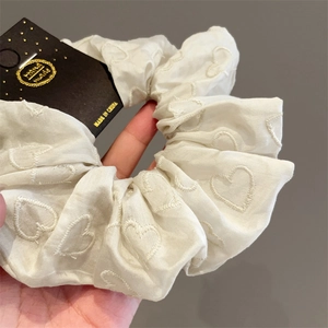 Chouchou élégant en satin blanc crème avec broderie de cœur sur tissu de qualité