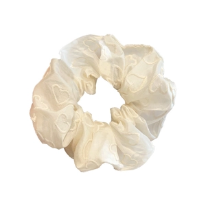 Chouchou élégant en satin blanc cassé avec broderie cœur et forme de nuage moelleux