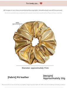 Vue détaillée du chouchou en cuir PU doré montrant la texture métallique et les plis brillants