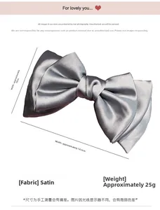 Détail du grand nœud papillon en satin gris argenté avec dimensions de 14,5cm de long