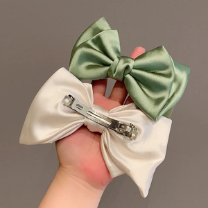 Pinces à cheveux nœuds en satin vert clair et blanc crème avec attache en métal