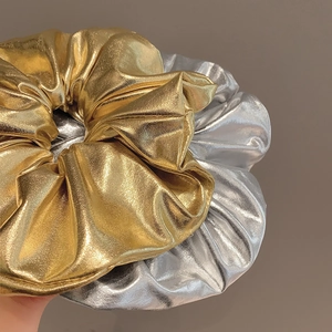 Grands chouchous minimalistes en argent et or métallisés avec texture plissée douce