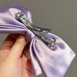Barrette à cheveux élégante en satin violet avec fermoir à ressort en métal argenté