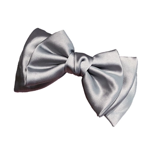 Pince à cheveux élégante avec nœud en satin gris argenté multicouche et fini brillant