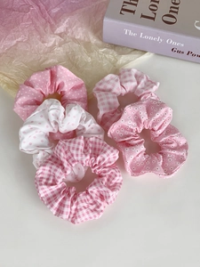 Detail von fünfteiliges Scrunchie-Set mit rosa Punkten, Blumen und Karomustern