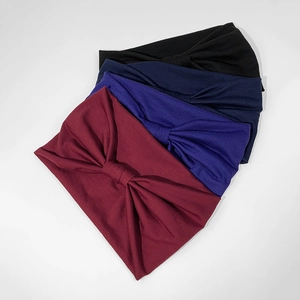 Dettaglio di quattro fasce annodate in tinta unita nei colori nero, blu, azzurro e bordeaux