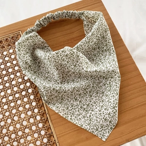 Bloemenprint driehoekige bandana hoofdband met elastiek op een rustiek dienblad