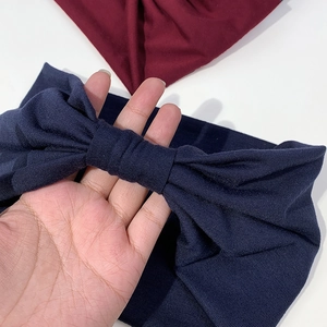 Dettaglio ravvicinato dell'elasticità e della trama in maglia della fascia annodata