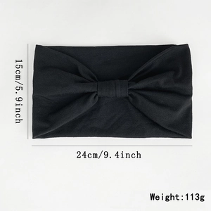 Vista dettagliata della fascia nera annodata con dimensioni di 24 cm per 15 cm di altezza