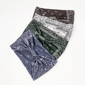 Dettaglio di quattro fasce con nodo paisley nei colori caffè, bianco, verde e grigio