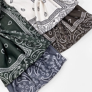 Dettaglio di fasce per capelli paisley in bianco, verde scuro, caffè e grigio-blu sport