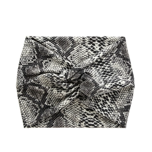 Détail d'un bandeau noué à motif serpent avec tissu de sport élastique et gris