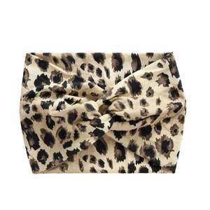 Détail du bandeau de yoga à imprimé léopard avec tissu élastique et design à nœud croisé