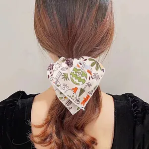 Elastico per capelli floreale su coda di cavallo con motivi botanici e consistenza