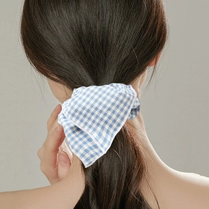 Elastico per capelli in tessuto a scacchi blu e bianco con motivo floreale da donna