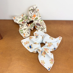 Set di elastici per capelli con fiori, animali e strisce blu su base di legno