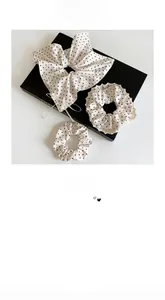 Détail de chouchous à pois et dentelle présentés dans un style français minimaliste