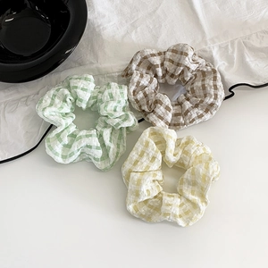 Set di tre elastici per capelli a scacchi nei toni verde pastello, marrone e giallo