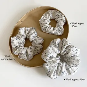 Chouchous en tissu floral bleu et blanc avec trois tailles : 3,5 cm, 4 cm et 5,5 cm