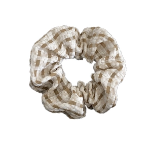 Elastico scrunchie classico a quadretti marroni e bianchi con trama a pieghe