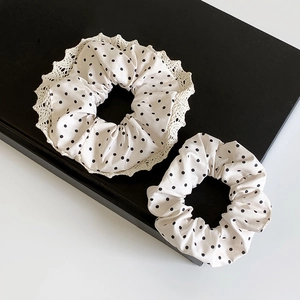 Ensemble de chouchous à pois crème avec bordures en dentelle et détails floraux