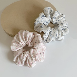 Lot de deux chouchous en tissu fleuri bleu et rouge pour des coiffures élégantes