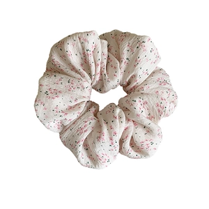 Chouchou blanc cassé avec motif floral rose en tissu seersucker texturé élégant