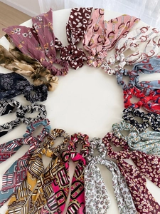 Détails des chouchous en mousseline à motifs floraux avec de longs rubans pour femmes