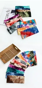 Détail de bandeaux élastiques tie-dye aux couleurs vives et motifs variés